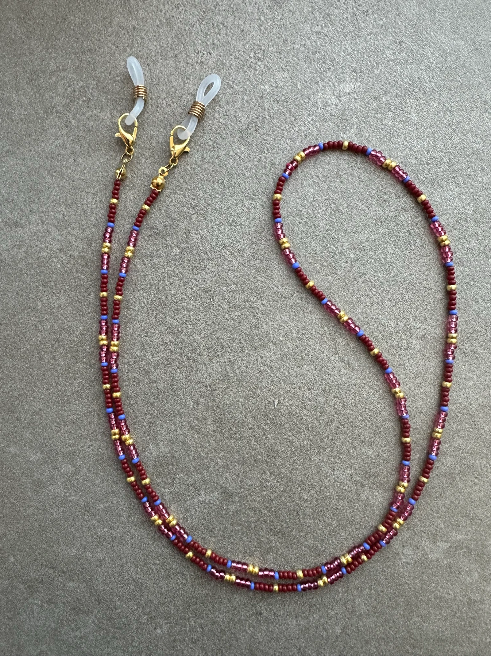 Ketting bordeauxrood, roze, blauw en goud 